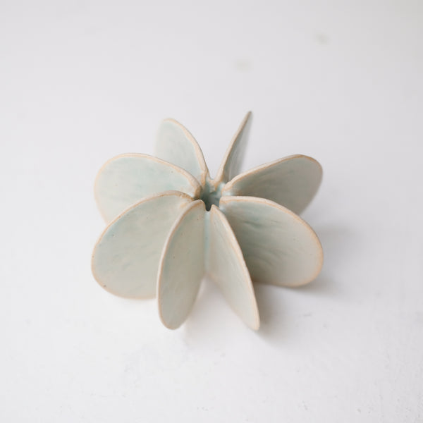 Objet Petale S en grès blanc D 9cm - Céladon de Motoko Saigo chez Brutal Ceramics