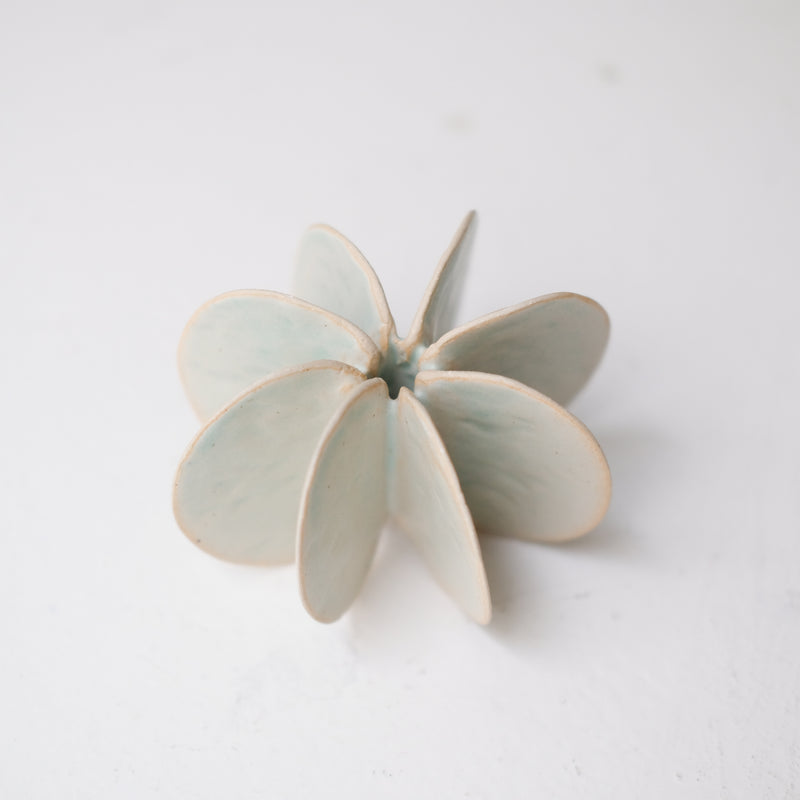 Objet Petale S en grès blanc D 9cm - Céladon de Motoko Saigo chez Brutal Ceramics
