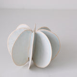 Objet Petale M en grès blanc D 10,5cm - Céladon de Motoko Saigo chez Brutal Ceramics