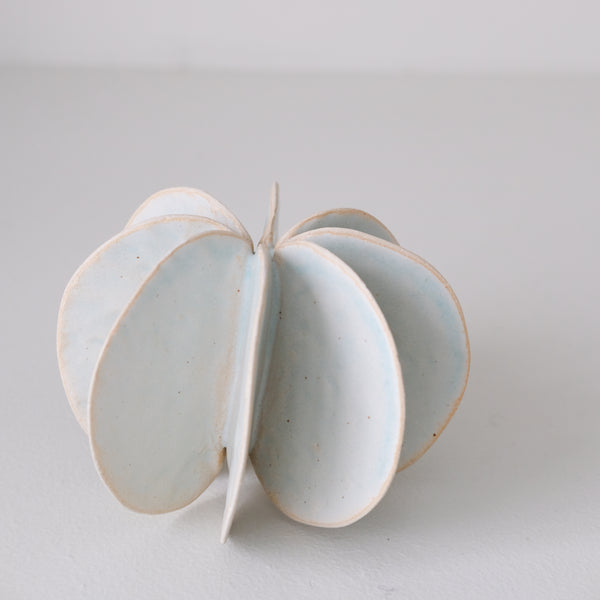 Objet Petale M en grès blanc D 10,5cm - Céladon de Motoko Saigo chez Brutal Ceramics