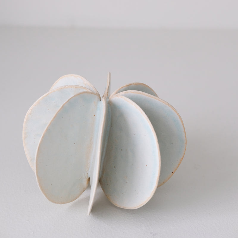 Objet Petale M en grès blanc D 10,5cm - Céladon de Motoko Saigo chez Brutal Ceramics