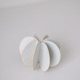Objet Petale M en grès blanc D 10,5cm - Céladon de Motoko Saigo chez Brutal Ceramics