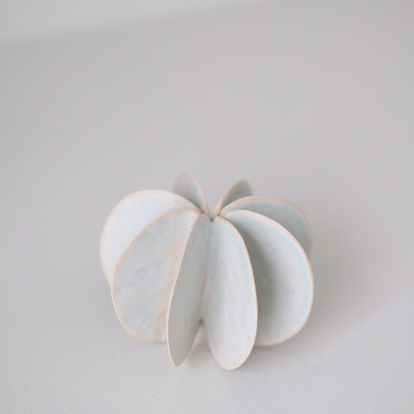 Objet Petale M en grès blanc D 10,5cm - Céladon de Motoko Saigo chez Brutal Ceramics