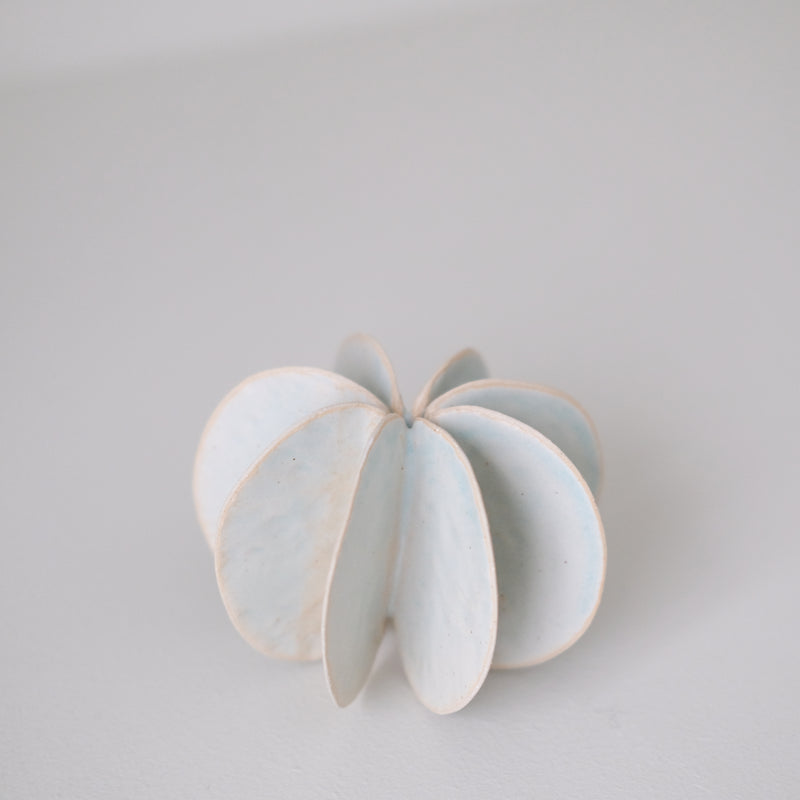 Objet Petale M en grès blanc D 10,5cm - Céladon de Motoko Saigo chez Brutal Ceramics