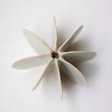 Objet Petale M en grès blanc D 10,5cm - Céladon de Motoko Saigo chez Brutal Ceramics