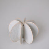 Objet Petale L en grès blanc D 12cm - Céladon de Motoko Saigo chez Brutal Ceramics