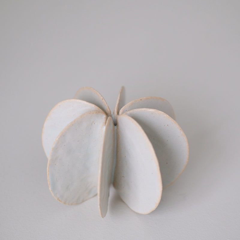 Objet Petale L en grès blanc D 12cm - Céladon de Motoko Saigo chez Brutal Ceramics