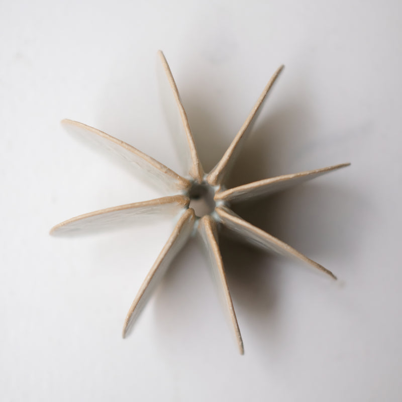 Objet Petale L en grès blanc D 12cm - Céladon de Motoko Saigo chez Brutal Ceramics