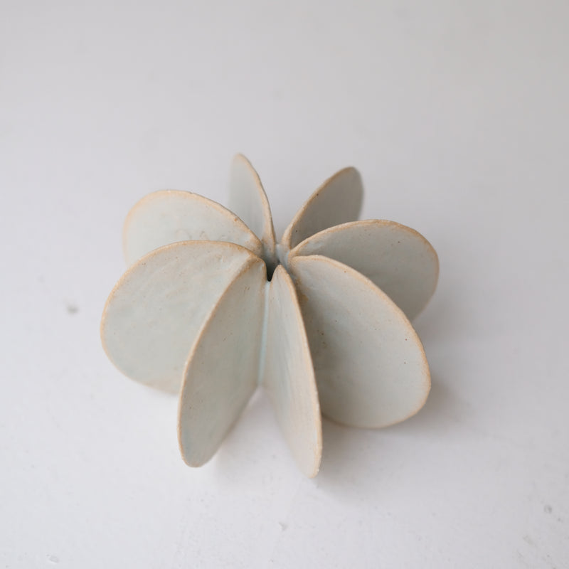 Objet Petale L en grès blanc D 12cm - Céladon de Motoko Saigo chez Brutal Ceramics