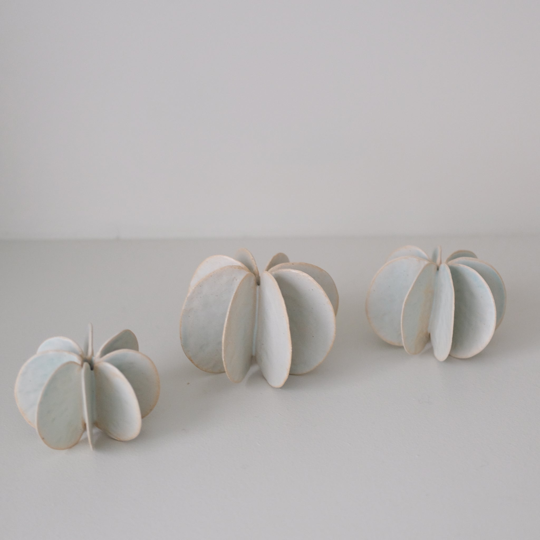 Objet Petale S en grès blanc D 9cm - Céladon de Motoko Saigo chez Brutal Ceramics