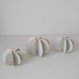 Objet Petale S en grès blanc D 9cm - Céladon de Motoko Saigo chez Brutal Ceramics