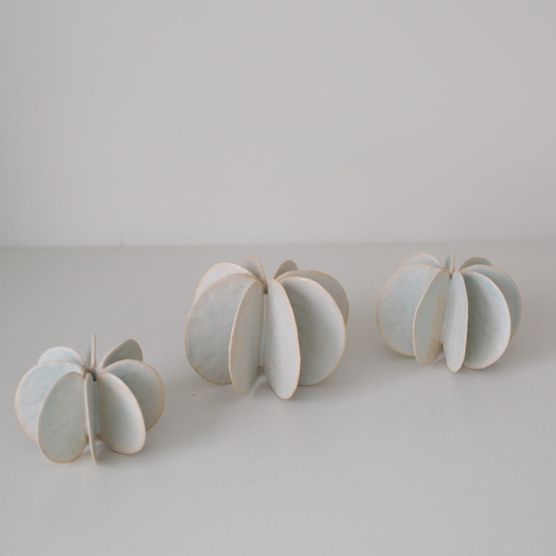 Objet Petale S en grès blanc D 9cm - Céladon de Motoko Saigo chez Brutal Ceramics
