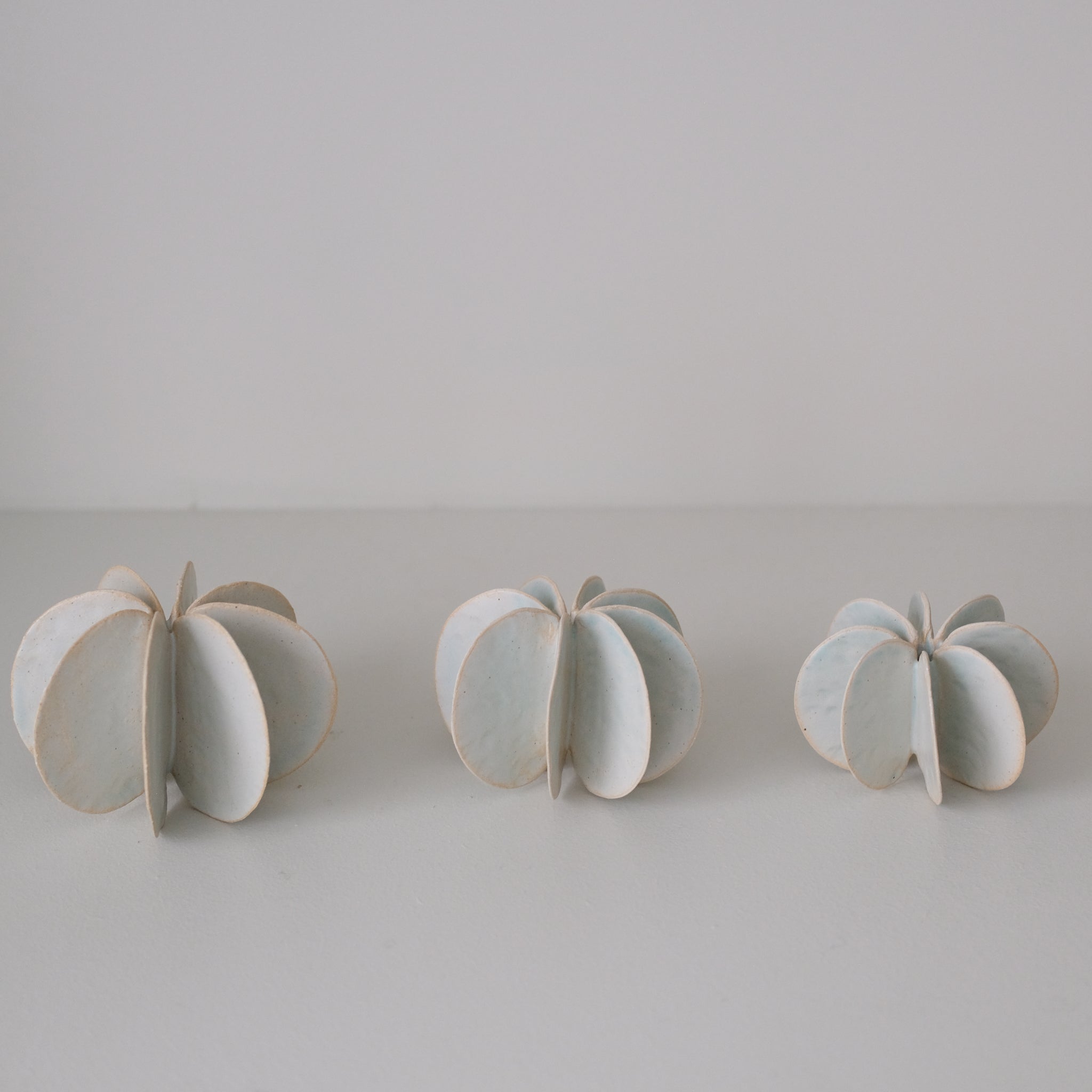 Objet Petale L en grès blanc D 12cm - Céladon de Motoko Saigo chez Brutal Ceramics