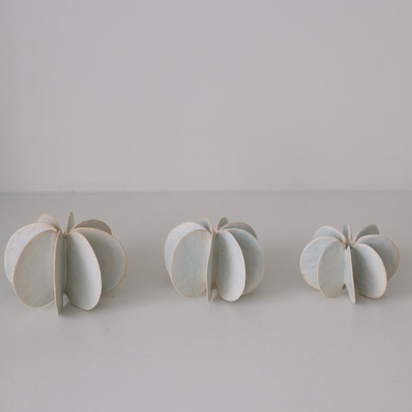 Objet Petale L en grès blanc D 12cm - Céladon de Motoko Saigo chez Brutal Ceramics