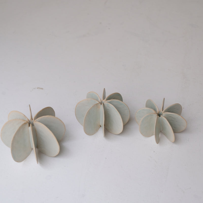 Objet Petale M en grès blanc D 10,5cm - Céladon de Motoko Saigo chez Brutal Ceramics