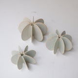 Objet Petale L en grès blanc D 12cm - Céladon de Motoko Saigo chez Brutal Ceramics