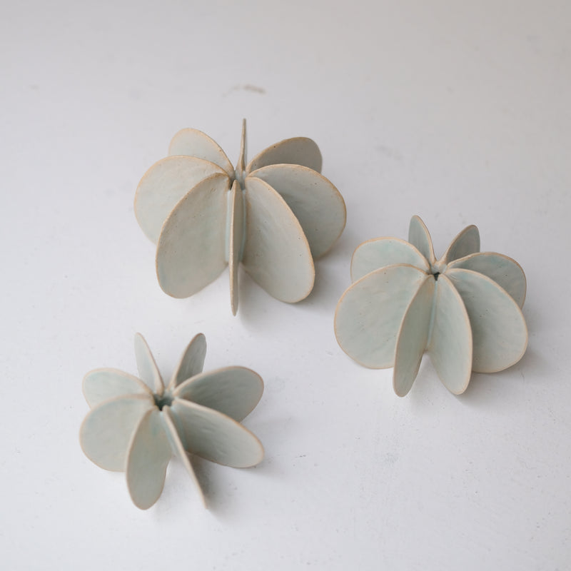 Objet Petale L en grès blanc D 12cm - Céladon de Motoko Saigo chez Brutal Ceramics