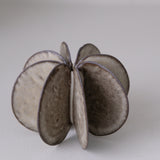 Objet Petale S en grès noir D 9cm - Brun foncé de Motoko Saigo chez Brutal Ceramics