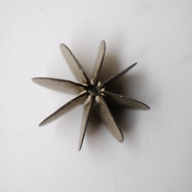 Objet Petale S en grès noir D 9cm - Brun foncé de Motoko Saigo chez Brutal Ceramics