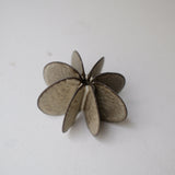 Objet Petale S en grès noir D 9cm - Brun foncé de Motoko Saigo chez Brutal Ceramics