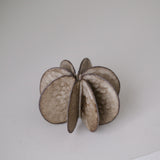 Objet Petale M en grès noir D 10,5cm - Brun foncé de Motoko Saigo chez Brutal Ceramics