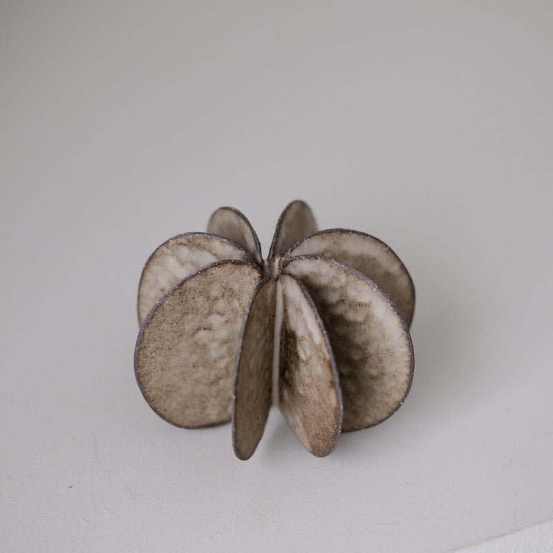 Objet Petale M en grès noir D 10,5cm - Brun foncé de Motoko Saigo chez Brutal Ceramics