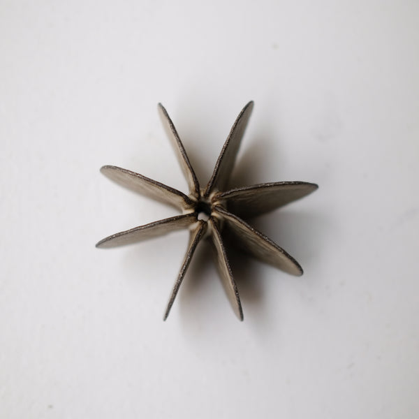 Objet Petale M en grès noir D 10,5cm - Brun foncé de Motoko Saigo chez Brutal Ceramics