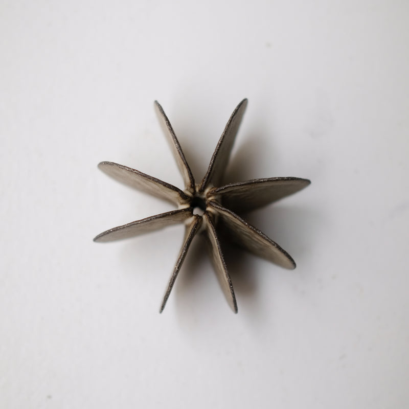 Objet Petale M en grès noir D 10,5cm - Brun foncé de Motoko Saigo chez Brutal Ceramics