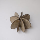 Objet Petale M en grès noir D 10,5cm - Brun foncé de Motoko Saigo chez Brutal Ceramics