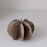 Objet Petale L en grès noir D 12cm - Brun foncé de Motoko Saigo chez Brutal Ceramics