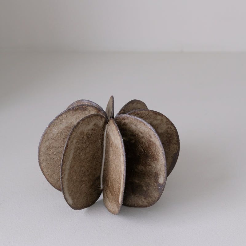 Objet Petale L en grès noir D 12cm - Brun foncé de Motoko Saigo chez Brutal Ceramics