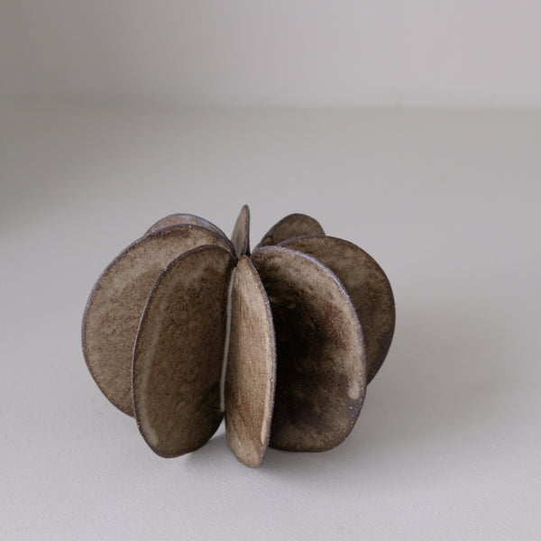 Objet Petale L en grès noir D 12cm - Brun foncé de Motoko Saigo chez Brutal Ceramics