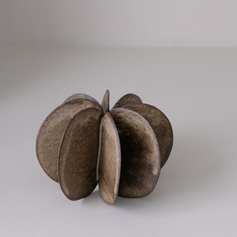 Objet Petale L en grès noir D 12cm - Brun foncé de Motoko Saigo chez Brutal Ceramics