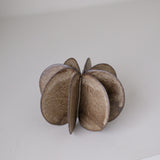 Objet Petale L en grès noir D 12cm - Brun foncé de Motoko Saigo chez Brutal Ceramics