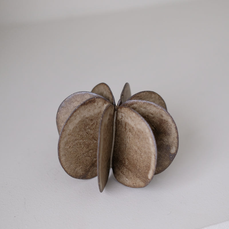 Objet Petale L en grès noir D 12cm - Brun foncé de Motoko Saigo chez Brutal Ceramics