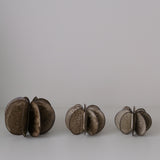 Objet Petale L en grès noir D 12cm - Brun foncé de Motoko Saigo chez Brutal Ceramics