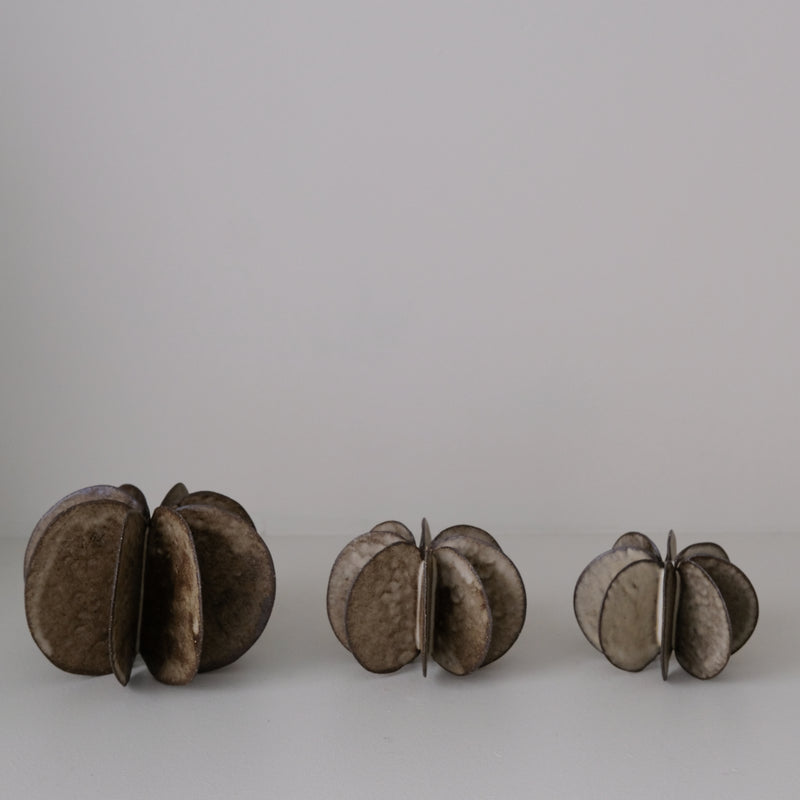 Objet Petale L en grès noir D 12cm - Brun foncé de Motoko Saigo chez Brutal Ceramics