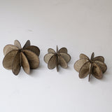 Objet Petale M en grès noir D 10,5cm - Brun foncé de Motoko Saigo chez Brutal Ceramics