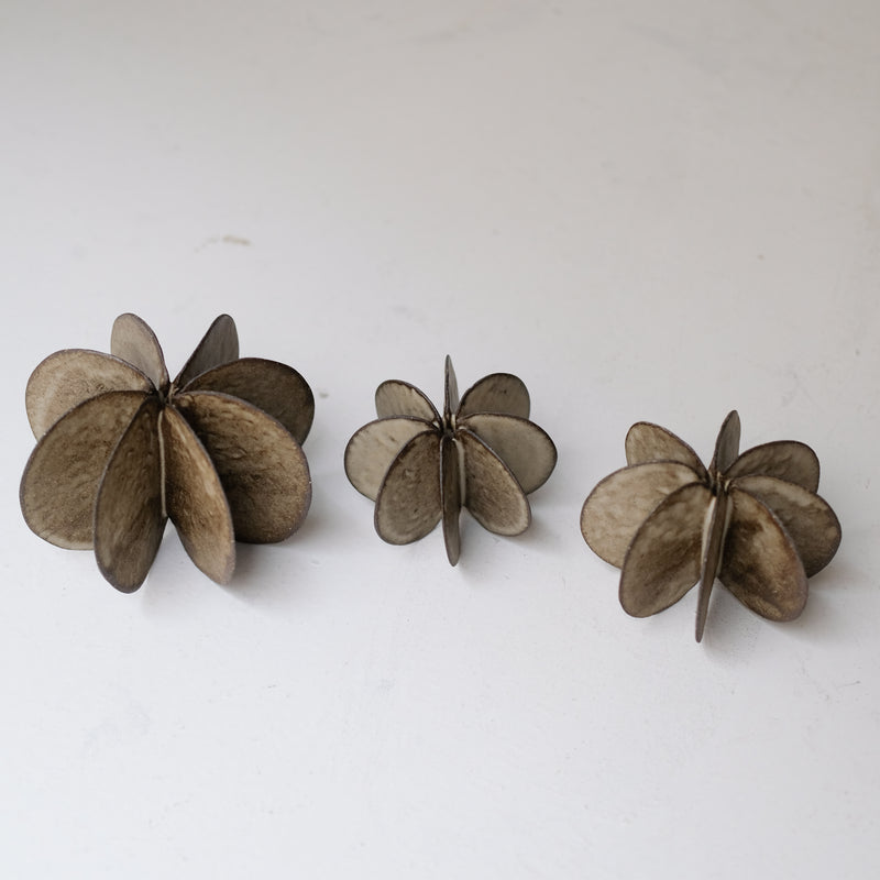 Objet Petale M en grès noir D 10,5cm - Brun foncé de Motoko Saigo chez Brutal Ceramics