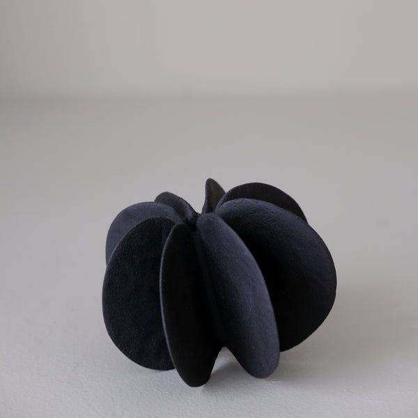 Objet Petale S en grès noir D 8cm - Noir mat de Motoko Saigo chez Brutal Ceramics