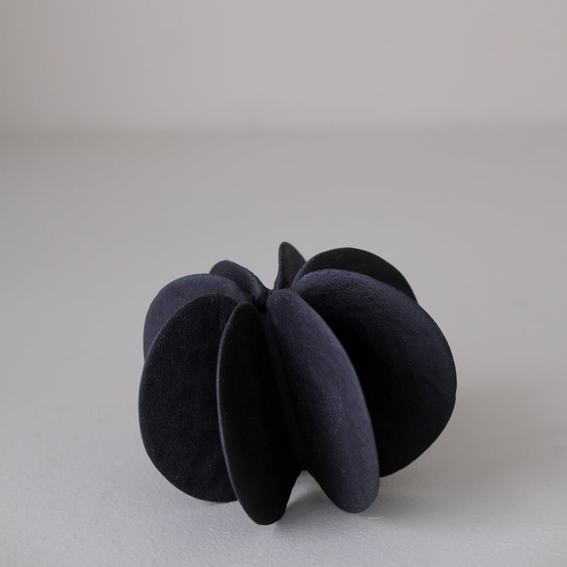 Objet Petale S en grès noir D 8cm - Noir mat de Motoko Saigo chez Brutal Ceramics