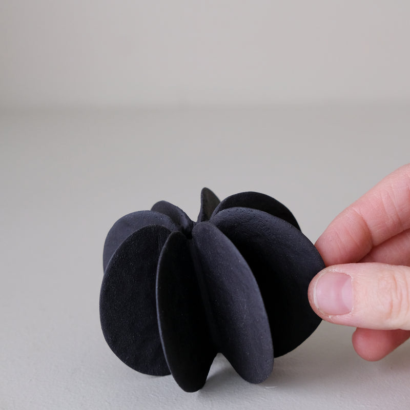 Objet Petale S en grès noir D 8cm - Noir mat de Motoko Saigo chez Brutal Ceramics