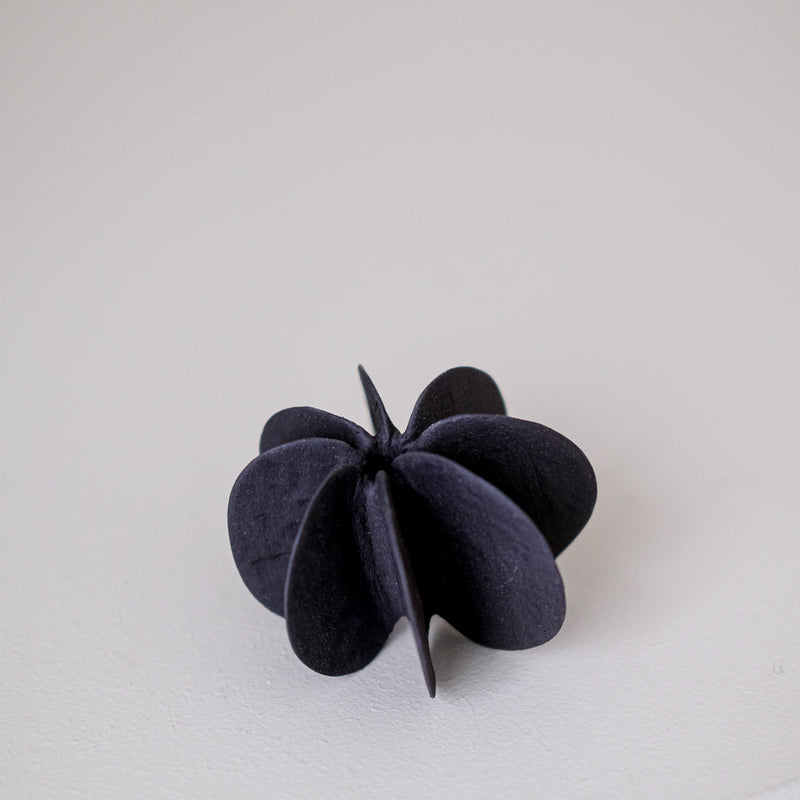 Objet Petale S en grès noir D 8cm - Noir mat de Motoko Saigo chez Brutal Ceramics