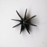 Objet Petale S en grès noir D 8cm - Noir mat de Motoko Saigo chez Brutal Ceramics