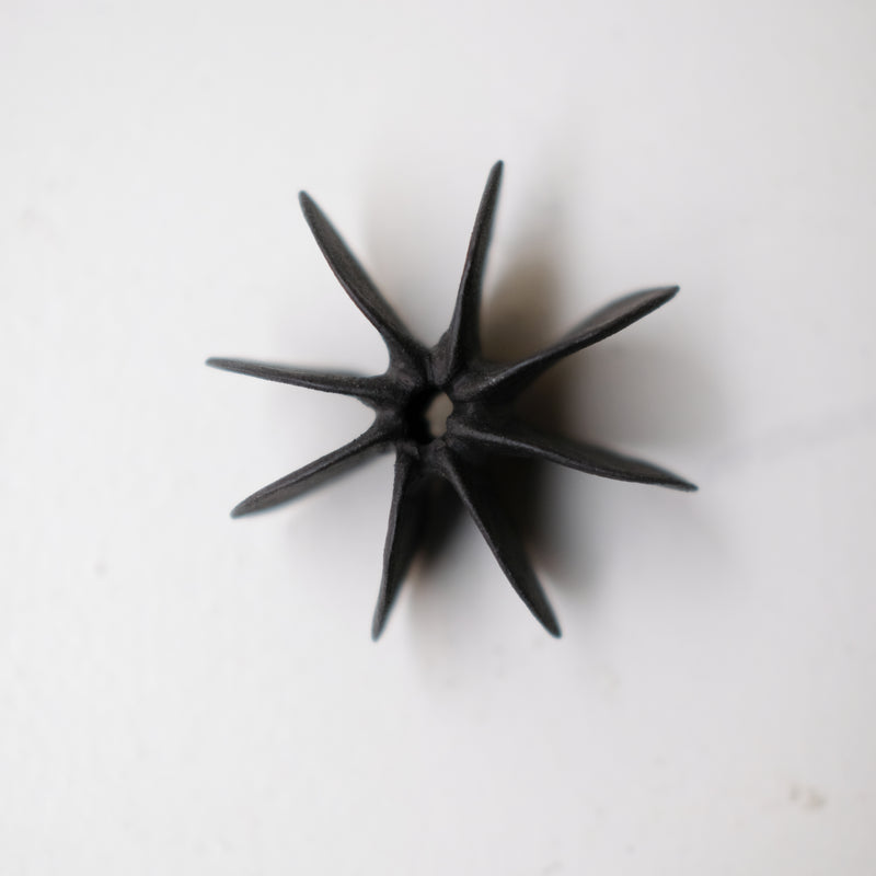 Objet Petale S en grès noir D 8cm - Noir mat de Motoko Saigo chez Brutal Ceramics