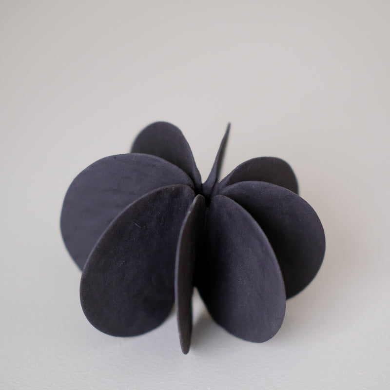 Objet Petale M en grès noir D 10cm - Noir mat de Motoko Saigo chez Brutal Ceramics