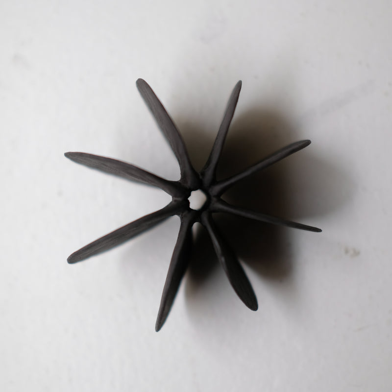 Objet Petale M en grès noir D 10cm - Noir mat de Motoko Saigo chez Brutal Ceramics
