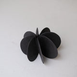 Objet Petale M en grès noir D 10cm - Noir mat de Motoko Saigo chez Brutal Ceramics