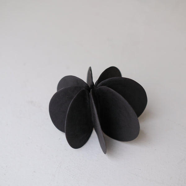 Objet Petale M en grès noir D 10cm - Noir mat de Motoko Saigo chez Brutal Ceramics