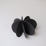 Objet Petale M en grès noir D 10cm - Noir mat de Motoko Saigo chez Brutal Ceramics